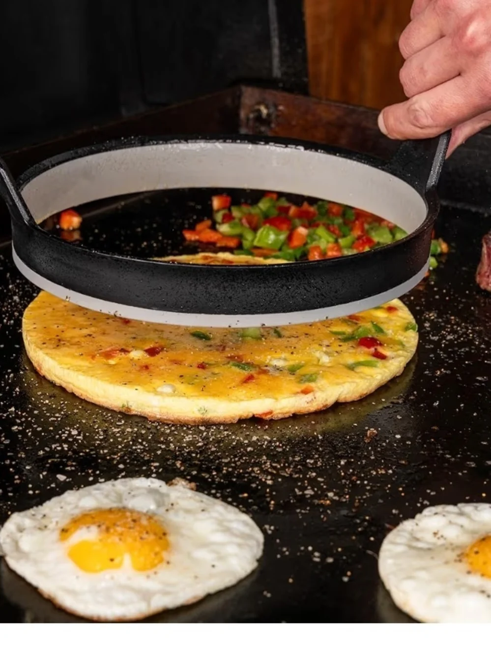 Blackstone Egg And Omelet Set, 3 Egg Squares & 3 Egg Rounds. 1 Round Omelet